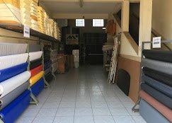 Blocos e lâminas de espuma no galpão
